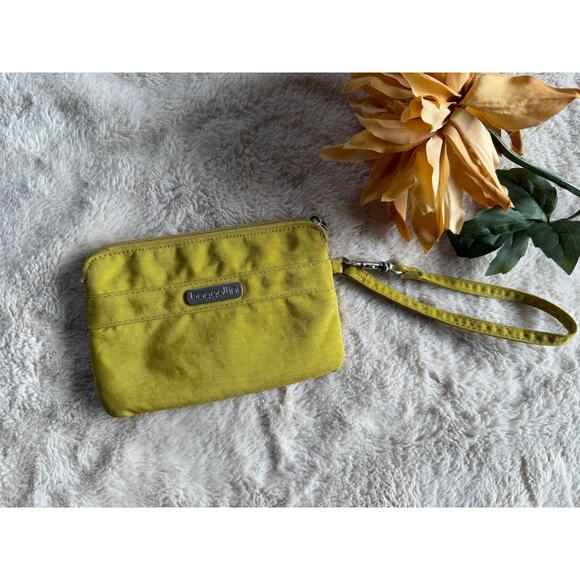 Baggallini Wristlet Yellow - Picture 1 of 5